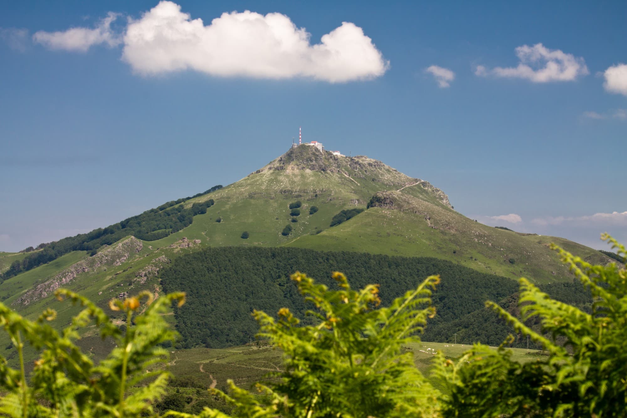 La Rhune, montagne du Pays basque, sous un ciel bleu