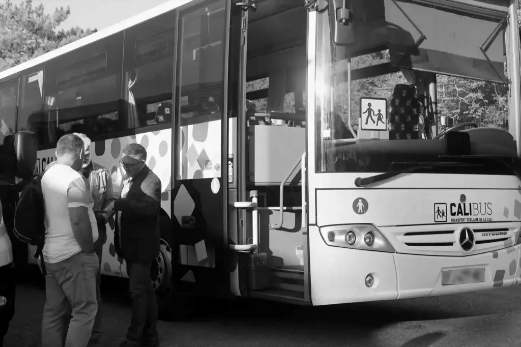 Des passagers montent à bord d’un car